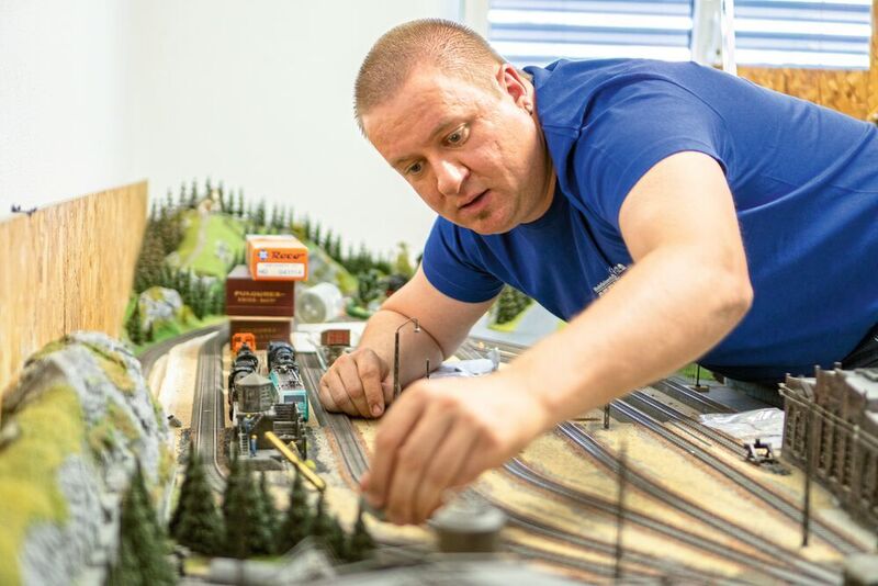 Als Selbstständiger im Nebenerwerb widmet sich Christian Dörsam der Reparatur und dem Umbau von Modelleisenbahn-Fahrzeugen. (adrian venetz)