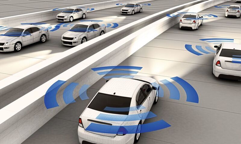 Das intelligente Autobahnumfeld: Eine Vielzahl von Sensoren sollen das Fahren sicherer machen. Dazu gehören auch Kameras.  (© adobe stock, folienfeuer)