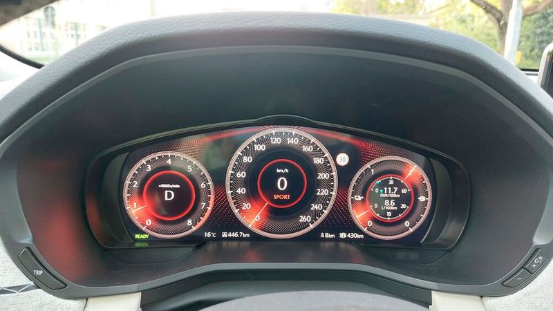 8. Die Fahrmodi:  Der CX-60 hat mit Normal, Sport, Off-Road, Anhänger und dem rein elektrischen EV-Mode insgesamt fünf Fahrmodi. Wählbar sind diese über eine Taste in der Mittelkonsole. Je nach dem gewählten Modus wechselt die Farbwelt auf dem Fahrerdisplay. Im Sportmodus (auf dem Foto) spricht der Antrieb direkt an. Das liegt auch an der speziellen Bauweise des Automatikgetriebes, das statt eines Drehmomentwandlers Kupplungen verwendet. (Bild: Mauritz – VCG)