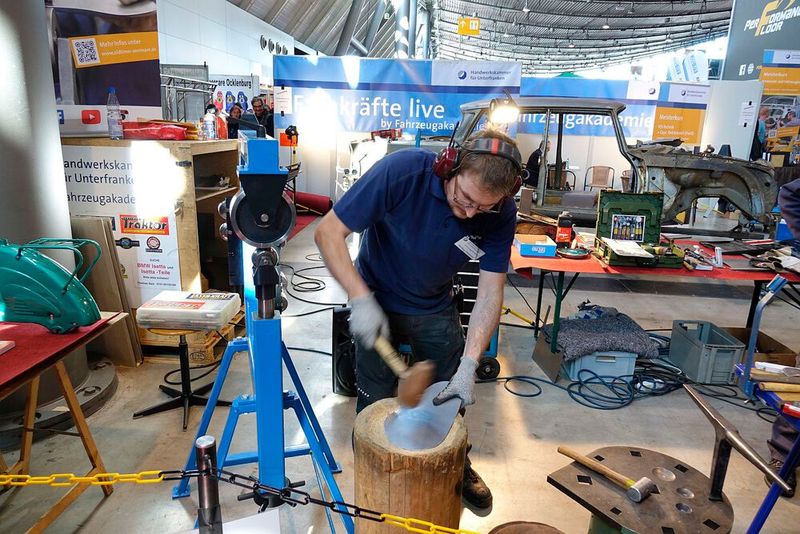 Die Schweinfurter bieten auch Kurse für Blechbearbeitung an. (Bild: Rosenow/»kfz-betrieb«)