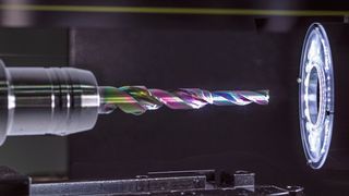 Die regenbogenfarbene Kohlenstoffschicht Balinit Mayura schimmert auf dem Stufenbohrer, der gerade in einer Messmaschine bei YG-1 vermessen wird. (Bild: Oerlikon Balzers)