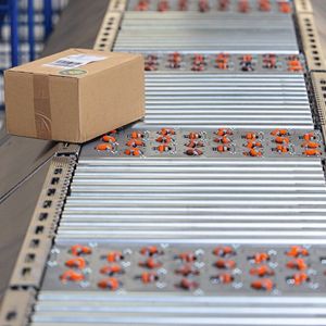 Klassische Eckumsetzer, Riemenüberschieber und Ausschleuser gehören im Logistikzentrum der Zukunft der Vergangenheit an – die Universalmodule kommen.(Bild:  Cellumation)