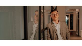 Julian Ziebarth ist Geschäftsführer von Ziebarth Industrial Technologies sowie KI-Strategieberater für die Industrie. Als ehemaliger Betriebsleiter im Formenbau kennt er die industrielle Wertschöpfung aus der Praxis. (Bild: Ziebarth Industrial Technologies)