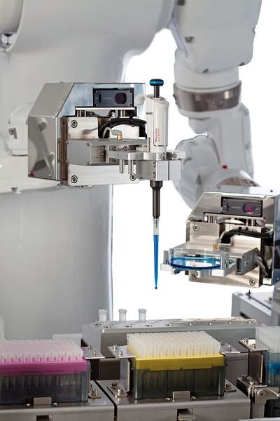 Präzise und wiederholgenau übernimmt der Dual-Arm-Roboter Motoman CSDA10F Arbeiten in biologischen, chemischen sowie medizinischen Labors.  (Yaskawa)