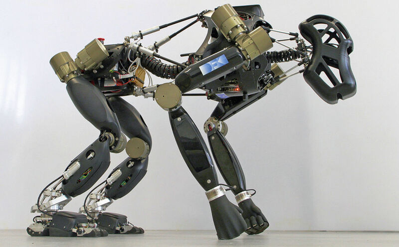 Der homanoide Roboter Charlie besitzt die Fähigkeit, seine Haltung an die jeweilige Gegebenheit anzupassen. (DFKI GmbH, Daniel Kühn)