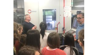 Die Mädchen beobachten die Produktion eines Werkstücks an einer der CNC-Fräsmaschinen, Thomas Müller (rechts im Bild) erklärt die Technik. (Knauer)
