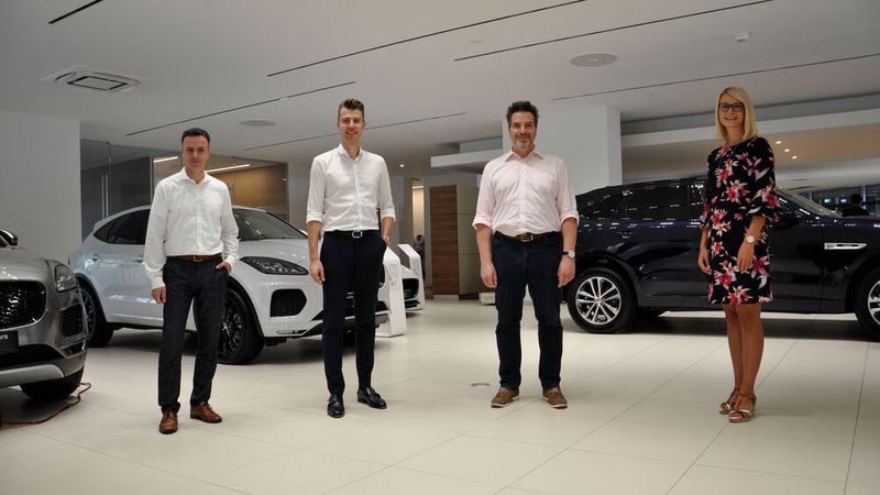 Treiben bei Emil Frey die Digitalisierung voran (v. li.): Christian Laumann (Leitung zentrales Marketing), Maximilian Mergenthaler (Leitung Online-Sales), Derek Finke (Projektmanager) und Sara Bay (Leitung Kundenkontaktcenter).  (Bild: Achter/»kfz-betrieb«)