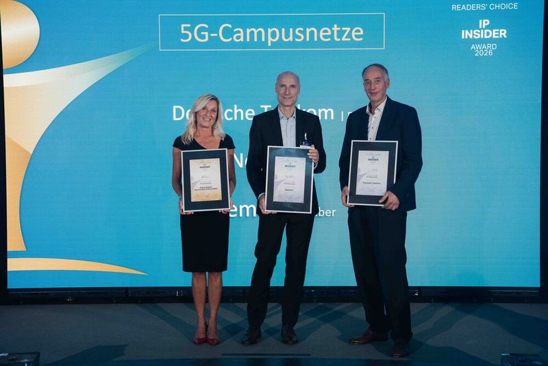 Private Mobilfunknetze für die vernetzte Wirtschaft: In der Kategorie „5G-Campusnetze“ wählten die Leser von IP-Insider die Deutsche Telekom auf den Spitzenplatz. Die Auszeichnungen präsentieren Marlene Stelmach stellvertretend für Nokia (Gold), Michael Staiger für Siemens (Silber) und Armin Jesse für die Deutsche Telekom (Platin, v. l.). (Bild: Manuel Emme Fotografie)