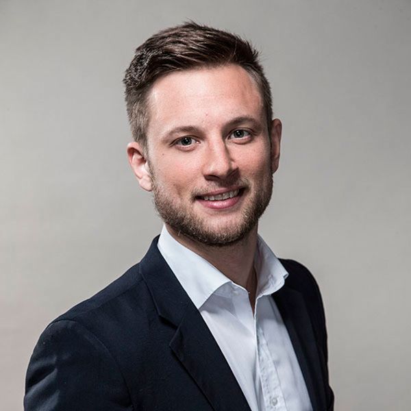 Auf dem Gemeinschaftsstand Schleswig-Holstein (Halle 27, Stand K45) zeigt Windcloud, wie Unternehmen beim Hosting ihren CO2-Fußabdruck senken können und so zum Vorreiter in Sachen Klimaschutz werden. Windcloud ist Deutschlands erstes Rechenzentrum mit kompletter Stromversorgung aus erneuerbaren Energien. Das Unternehmen mit Sitz in Schleswig-Holstein bezieht seinen Grünstrom vorrangig aus lokalen Windparks. Zudem schafft Windcloud auch rentable und nachhaltige Verwertungsmöglichkeiten für die Abwärme.  „Bereits jetzt bieten wir unseren Kunden alle Cloud-Leistungen hundertprozentig CO2-neutral an“, erklärt Thomas Reimers, Gründer von Windcloud. „Langfristig wollen wir ein CO2-negatives Rechenzentrum schaffen, also mit unseren Leistungen CO2 abbauen.“ Das Angebot umfasst Cloud-Leistungen wie virtuelle Server, Cloud Storage und Managed Kubernetes.  (Bild: Wincloud)