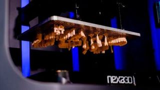 X-Model-2505 erfordert keine Reinigungsmittel für die Endbearbeitung, da die gedruckten Modelle einfach mit Wasser abgewaschen werden können. (Nexa-3D)