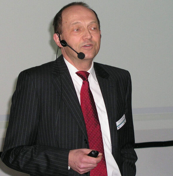 Konrad Stromiedel, Technischer Leiter des Geschäftsbereichs Electrical Interconnections, stellt eine neue Version der Wago-Verbindungsklemmen vor.  (Bild: PROCESS)