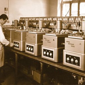 Abb.1: Anfang der 60er Jahre. Die deutsche Wirtschaft läuft auf Hochtouren. Das gerade gegründete Messgeräte-Werk Lauda geht mit der ersten Produktgeneration in die Serienfertigung.