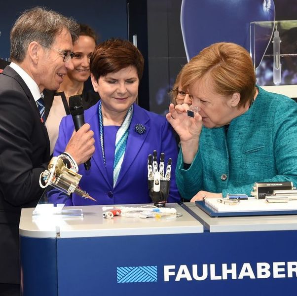 Faulhaber-Manager Gert Frech-Walter präsentiert Kanzlerin Merkel auf der Hannover Messe 2017 einen Mikromotor mit nur 1,9 mm Durchmesser. (Peter Schmalfeldt / Faulhaber)
