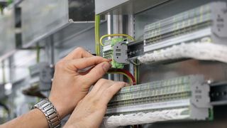 Rund 80 Prozent aller Leiter werden bei Jokiel in Direktstecktechnik angeschlossen – das spart Zeit bei der Verdrahtung.  (Olaf Meier)