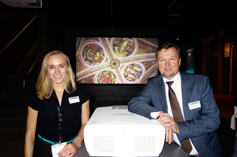 Frank Aßmann, Casio, und Theresa, stellen den LampFree 4k Ultra HD Projektor vor. (Bild: IT-BUSINESS)