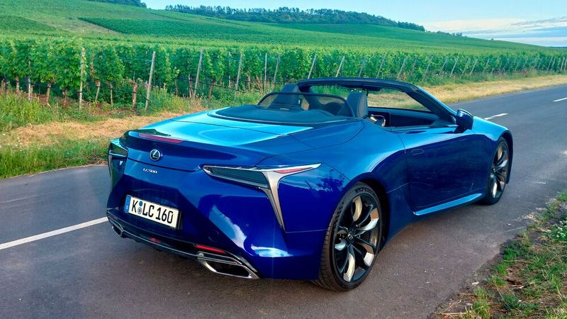 4. Das Fahrgefühl: Auch wenn das LC 500 Cabrio mit Blick auf seine Leistungsdaten und seine Fahrdynamik durchaus als Sportler durchgehen könnte, lädt das Fahrzeug eher dazu ein, gemütlich zu cruisen. Selbst auf Langstrecken ist der Fahrkomfort hoch. Das wirkt sich auch auf den Verbrauch aus: Im WLPT-Zyklus gemessen beträgt dieser 11,7 l/100 km. Auf den Testfahrten wurde er bei defensiver Fahrweise auch deutlich unterboten: Der Bordcomputer vermeldete des Öfteren einen Verbrauch unter zehn Litern. (Bild: Mauritz – VCG)