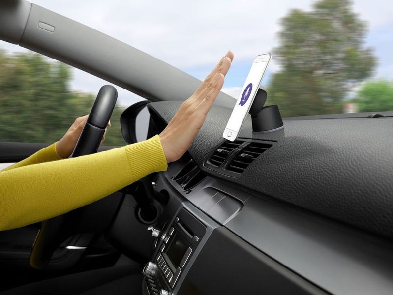 Handyhalterung mit Sprachsteuerung – damit navigiert man sicher zum Urlaubsziel: ZeroTouch für Android-Smartphones von Logitech. (Logitech)