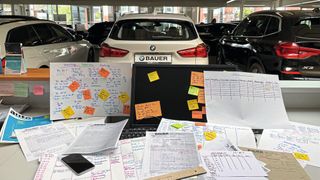 In den Wochen nach dem Angriff wurde das Autohaus weitestgehend analog geführt. (Bild: Bauer-Gruppe)