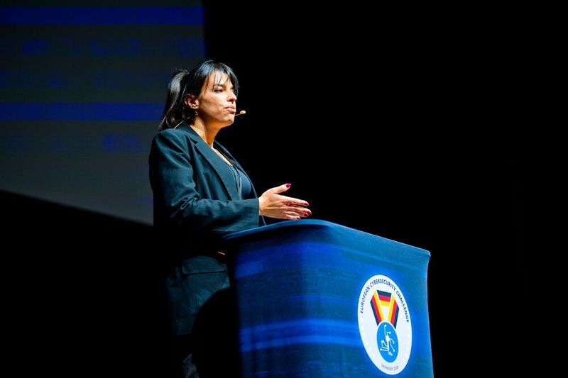 Valina Panteli, Cybersecurity Manager bei Accenture und Co-Founder Women4Cyber Greece, ist Teil der Jury der ECSC 2026 und richtete sich bei der Eröffnung des Events ebenfalls an die Teilnehmenden. (Bild: Bochum Wirtschaftsentwicklung | Donna & der Blitz)