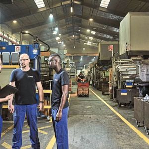 Hauptabnehmer für Guss-
teile von DGS sind die großen Automobilhersteller. DGS hat sich dabei auf die Segmente Karosserie, Interieur, Lenkung, Front und Rear End, Motor- und Getriebeteile sowie Elektromobilität spezialisiert. 