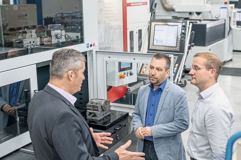 Sie sind mit der Hedelius-Fertigungslösung sehr zufrieden (v.l.n.r.): WFT-Betriebsleiter Heiko Siebke und Geschäftsführer Stefan Lühr im Gespräch mit Matthias Funk, Vertriebsgeschäftsführer bei Hedelius. (Bild: Hedelius)