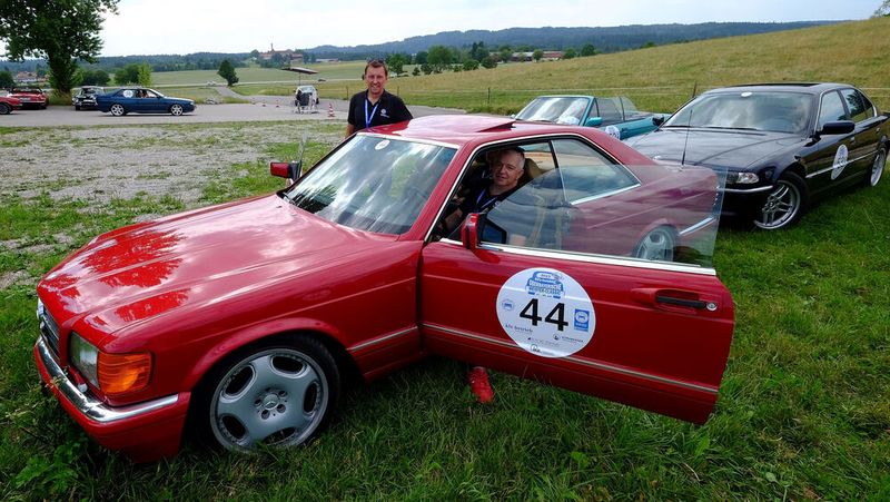 Das Team aus Sachsen: Michael Schneider und Steffen Zeitler mit ihrem Mercedes-Benz 560 aus dem Jahr 1988 (Bild: Zietz – VCG)