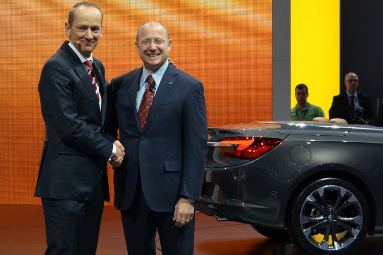 Feuertaufe für den neuen Opel-Chef: Karl-Thomas Neumann (links) stellte auf dem Genfer Salon die Produkte und Hoffnungsträger der Rüsselsheimer vor. Aufsichtsratschef Stephen Girsky ließ sich die Show nicht entgehen. (Foto: Rehberg)