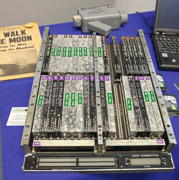 Bild 2: Module und Backplane des Apollo Guidance Computer. (Bild: Autopilot / CC BY 3.0 / Wikimedia Commons)