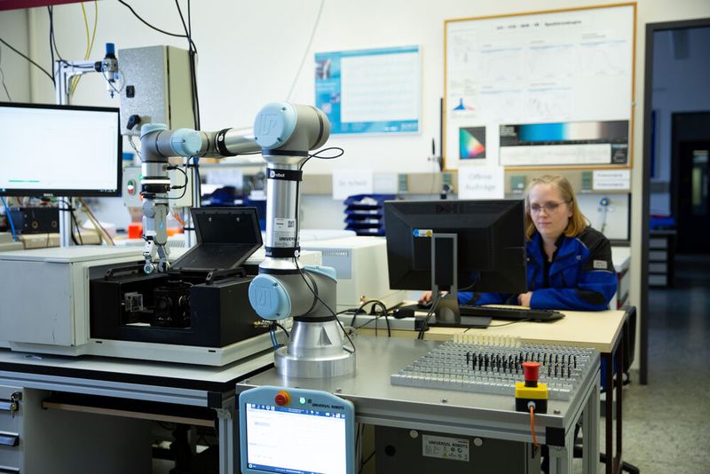 Greifer und Roboterarm können ohne Schutzumhausung sicher neben dem Menschen eingesetzt werden. Bevor es zu einer Kollision kommen kann, stoppt die Applikation ihre Bewegung automatisch.  (Bild: Onrobot)