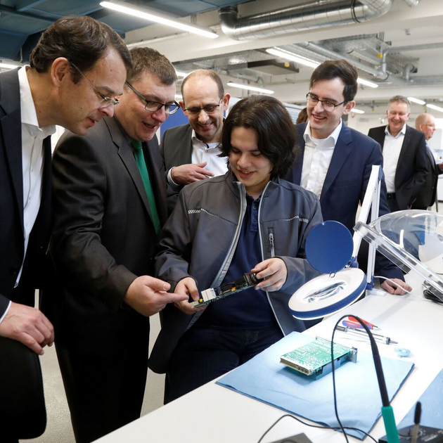 infraserv-er-ffnet-competence-center-prozessanalysetechnik