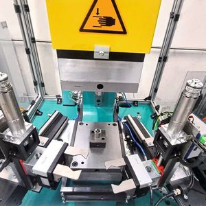 Zwei lineargeführte Greifer legen abwechselnd ein Bauteil in das Werkzeug der Tox-Servopresse ein und entnehmen es nach dem Pressen.(Bild:  Tox)