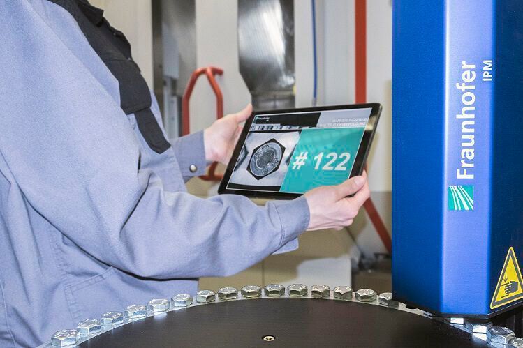 Das Fraunhofer IPM stellt mit der „Track & Trace Fingerprint App“ eine Erweiterung des Track & Trace-Systems vor, das zur Rückverfolgung von Massenbauteilen entwickelt wurde. Anwender können damit laut dem Institut den Zustand und die Historie von Bauteilen in der Produktionshalle kontrollieren und darüber hinaus diese in der gesamten Logistikkette rückverfolgen.  (Holger Kock/Fraunhofer IPM)