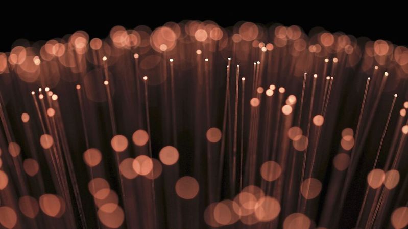 Immer mehr Daten müssen moduliert auf Lichtwellen durch das globale Glasfasernetz geschleust werden. Japanische Forscher reizen die Physik der Leitung nun weiter aus.(Bild:  frei lizenziert /  Pixabay)