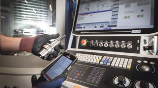 Connected Manufacturing verfolgt sämtliche Werkzeuge in Echtzeit auf ihrem Weg durch die Produktion und überträgt Werkzeugdaten digital. (Bild: Hoffmann Group)
