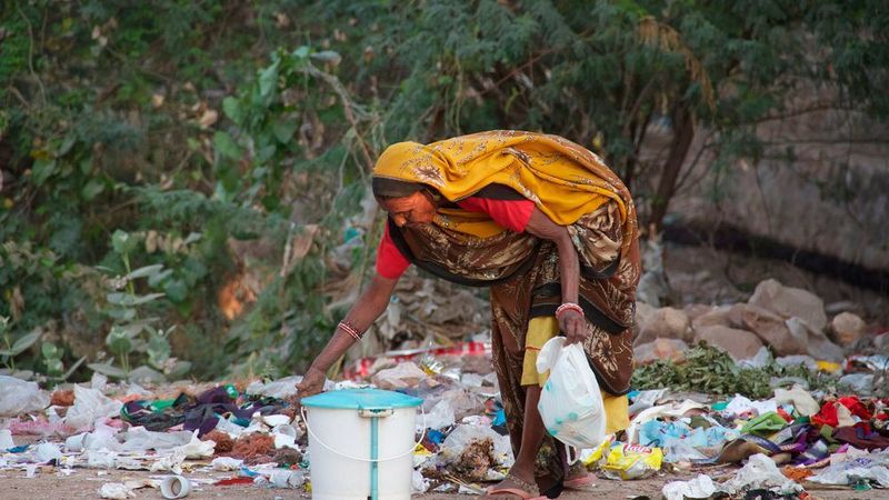 Müllsucherin in Indien. Auch Schwellenländer haben die Bedeutung der fachgerechten und ökologischen Entsorgung, insbesondere aber der Verwertung und des Recyclings, erkannt. (www.pixabay.com)