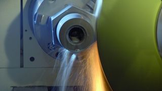 Die steuerungsunabhängige Software integriert die Bedienung von Zubehör ohne zusätzliche Bedieneinheit, beispielsweise Messen, Auswuchten, Anfunken und das Handling.  Bild: Studer (Archiv: Vogel Business Media)