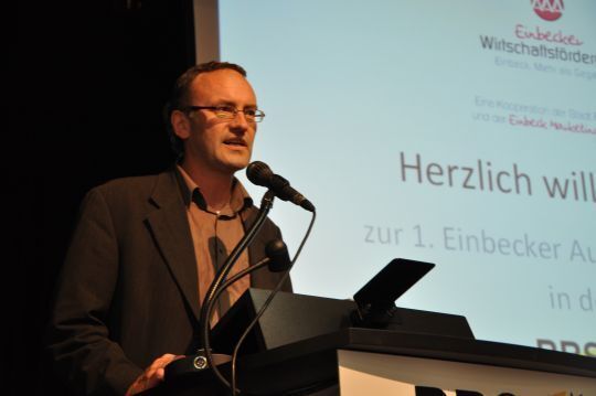 Bürgermeister Ulrich Minkner: „Die Messe hat nur einen Fehler. Auf diese Idee hätten wir schon viel früher kommen müssen.“ (Richter)