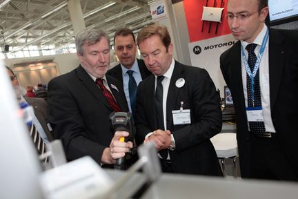Die Geschäftsführung der jüngsten Ingram-Micro-Tochter Intertrade (li.) mit dem Management von Ingram Micro. (Archiv: Vogel Business Media)
