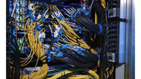 In dem geplanten KI-Rechenzentrum des KIT ermöglichen Hochleistungsverbindungs-Leitungen die Vernetzung zahlreicher Systeme. (Bild: Andreas Drollinger)