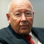 Titel, Name: Dr. Rolf Stomberg Geburtsjahr, -ort: 1940 in Emden Funktion: Vorsitzender des Aufsichtsrats Firma: LANXESS AG  Ausbildung:  Studium der  Wirtschaftswissenschaften an der Universität Hamburg        Abschluss: Promotion zum Dr. rer. pol.        Berufliche Laufbahn:          Nach der Promotion blieb er vorerst als Dozent an der Universität Hamburg    1970 Eintritt in die Deutschen BP AG     1981 Vorstandsmitglied der BP AG               Besonderes:       Mitgliedschaften in anderen gesetzlich zu bildenden Aufsichtsräten:    Biesterfeld AG (Stellvertretender Vorsitzender)    LANXESS Deutschland GmbH (Vorsitzender)    Mitgliedschaften in vergleichbaren in- und ausländischen Kontrollgremien:    HOYER GmbH    KEMNA Bau Andreae GmbH & Co. KG    Ruspetro plc, Großbritannien    OAO Severstal, Russland           Familienstand: verheiratet, vier Kinder  (Bild: LANXESS )