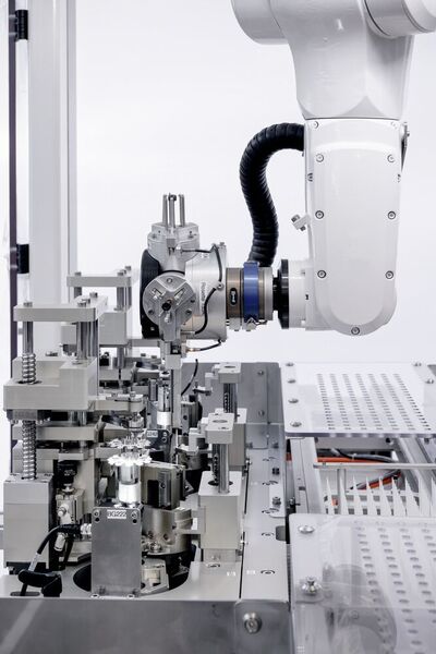Der Roboter greift die vorgefertigten Kunststoffteile und eine Simatic steuert die komplexe Bewegung, bei der 25 Achsen perfekt zusammenspielen.  (Siemens)