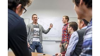 Die neue Konstruktion einer Sicherheitskupplung von THGA-Student Julian Tschersich (Bildmitte) kann viel Zeit, Kosten und Personalaufwand sparen. (tfh/Volker Wiciok)