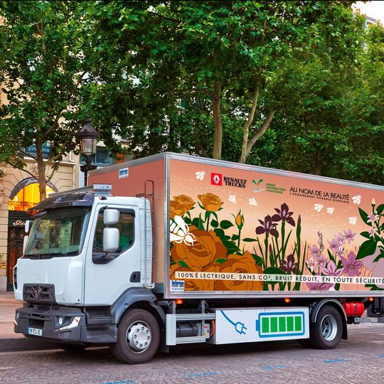Ein Prototyp des D-Z.E. 16 Tonners beliefert bereits die Pariser Boutiquen eines französischen Kosmetikherstellers. Er legt dabei täglich über 200 Kilometer zurück.(Bild:  Renault Trucks)