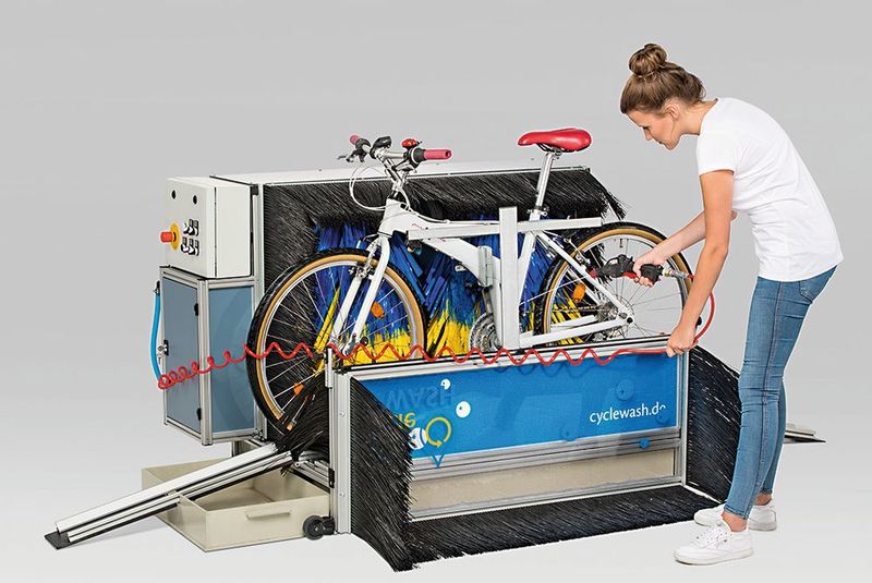 In der kompakten Radwaschanlage Cyclewash lagern schmier- und wartungsfreie Xiros-Polymer-Kugellager die Waschbürsten sicher. Sie sind beständig gegen Korrosion, Schmutz und Lauge und dabei bis zu 40 % günstiger als vergleichbare metallische Lager. (cycleWash)
