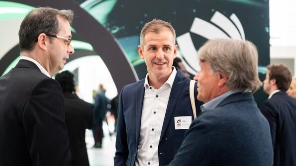 Torsten Fiedler, Team Lead Product Management, Tebis AG, und das gesamte Team sehen sich bestätigt: «Der Award bestätigt unseren Anspruch, Fertigungsunternehmen mit echten, praxisnahen Innovationen zu unterstützen. Die revolutionäre ‹SmartOps›-Technologie macht CAD/CAM-Prozesse nicht nur deutlich schneller und sicherer, sondern vor allem beherrschbar und skalierbar.» (Bild: Grand Visions / German Design Council)