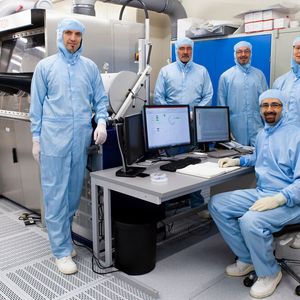 Forschern am Fraunhofer IAF ist es weltweit zum ersten Mal gelungen, Aluminiumscandiumnitrid (AlScN) per metallorganischer chemischer Gasphasenabscheidung (MOCVD) herzustellen. Die Forschergruppe um Gruppenleiter Stefano Leone (vorne rechts) ist stolz auf den gemeinsam errungenen Erfolg.