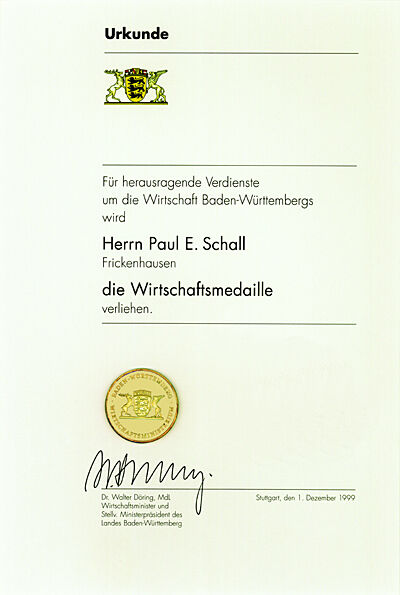 „Für herausragende Verdienste um die Wirtschaft Baden-Württembergs“ steht auf der Urkunde die mit der Wirtschaftsmedaille mit der das Engagement von Paul. E. Schall 1999 gewürdigt wurde. (Archiv: Vogel Business Media)