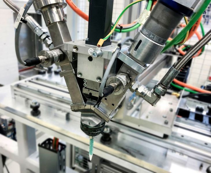 Ein ausgewiesener Anwedervorteil ist, dass sich die im LV 2/2 integrierte Wägezelle in Zusammenarbeit mit der Siemens-Steuerung und einer entsprechenden Software automatisch selbst kalibriert. (Tartler)
