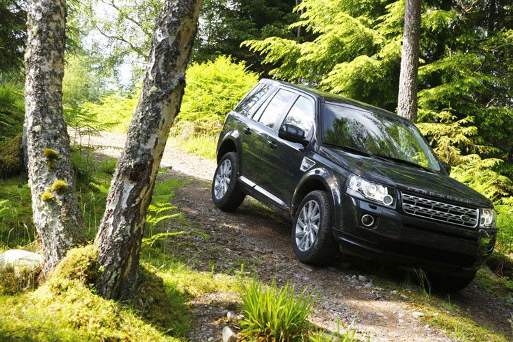 Optisch unterscheidet sich der überarbeitete Brite vom Vorgängermodell vor allem durch LED-Leuchteinheiten an Front und Heck. Die markante bullige Form bleibt erhalten. (Foto: Land Rover)