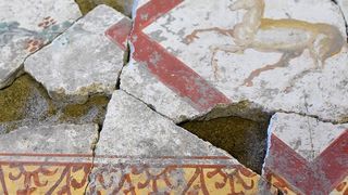 Das sind zusammengesetzte Teile eines Freskos aus der zerstörten römischen Stadt Pompeji. Das Bruchstück-Chaos zusammenzusetzen, kostet normalerweise Jahre. Forscher aus Bonn nutzen dafür jetzt aber künstliche Intelligenz und Robotik, um die Zeitfresserei zu eliminieren ... (Bild: Uni Bonn)